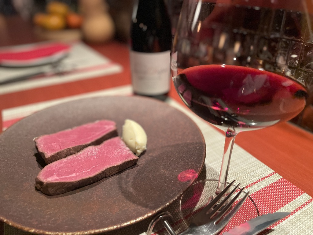 Kumamoto Akaushi lean Wagyu steak with red wine at QUNIOMI Tokyo