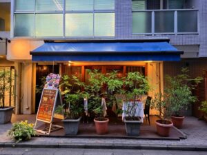 QUNIOMI restaurant entrance in Ebisu Tokyo with outdoor plants and quiet atmosphere