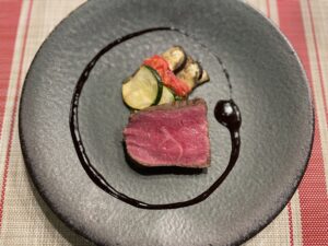 Lean Kumamoto Akaushi Wagyu steak with grilled vegetables at a Tokyo French bistro. 東京のフレンチビストロで提供される熊本産赤牛の赤身ステーキとグリル野菜の一皿 