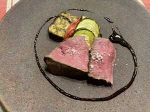 Plated lean Wagyu beef with vegetables served at QUNIOMI, a Tokyo restaurant 